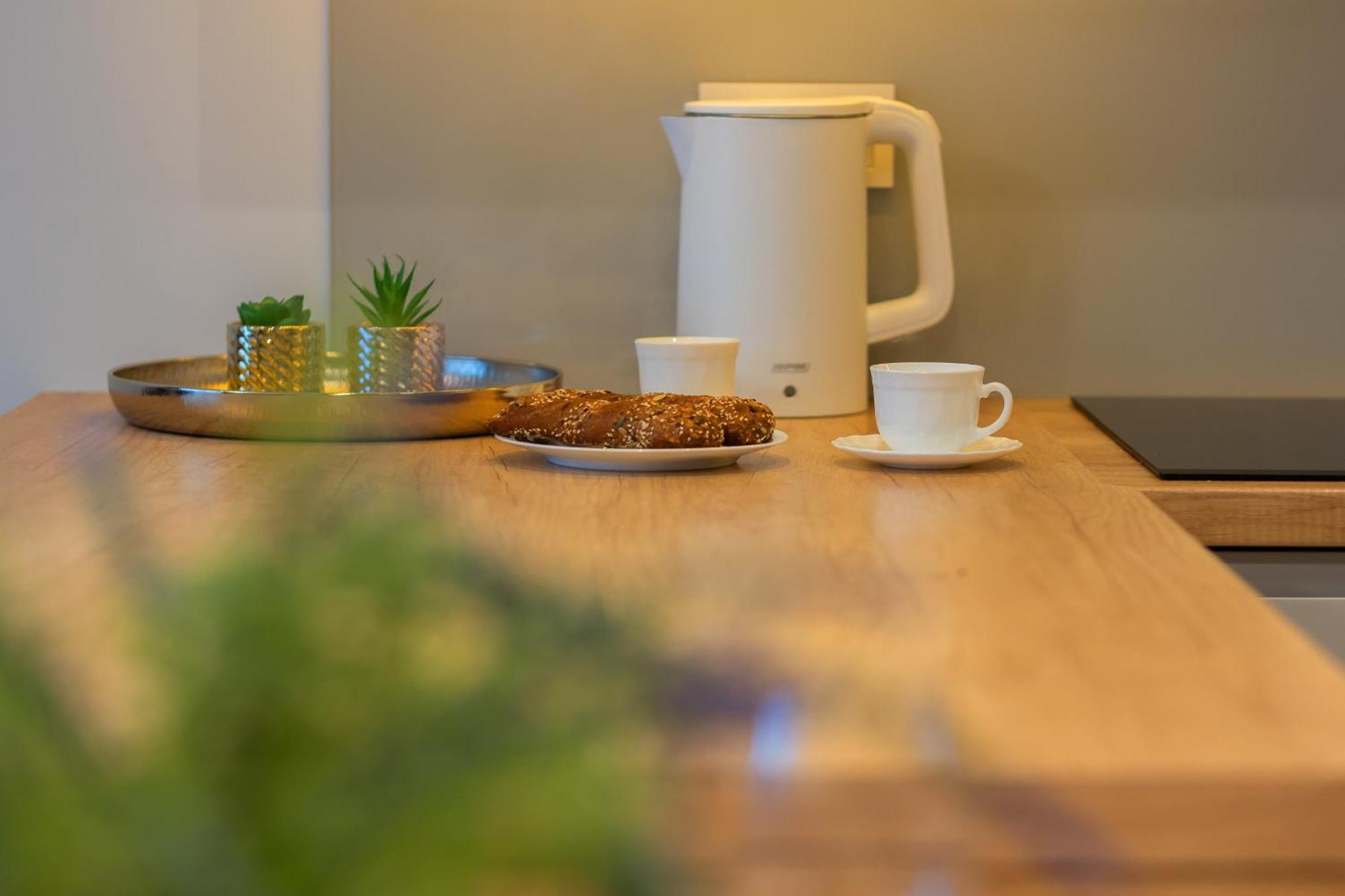 2 Bedroom Beautiful Surroundings Miedzyborska Street By Renters Апартаменти *