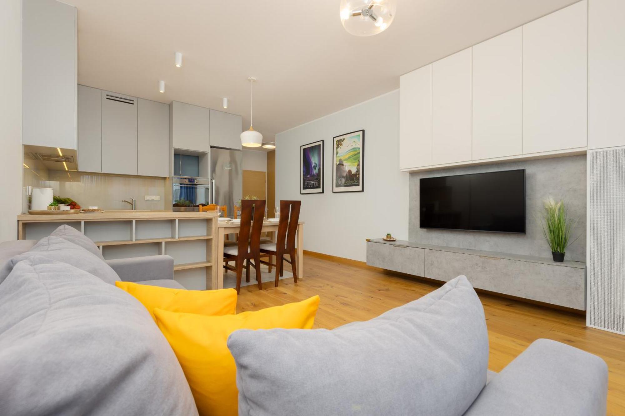 2 Bedroom Beautiful Surroundings Miedzyborska Street By Renters Варшава