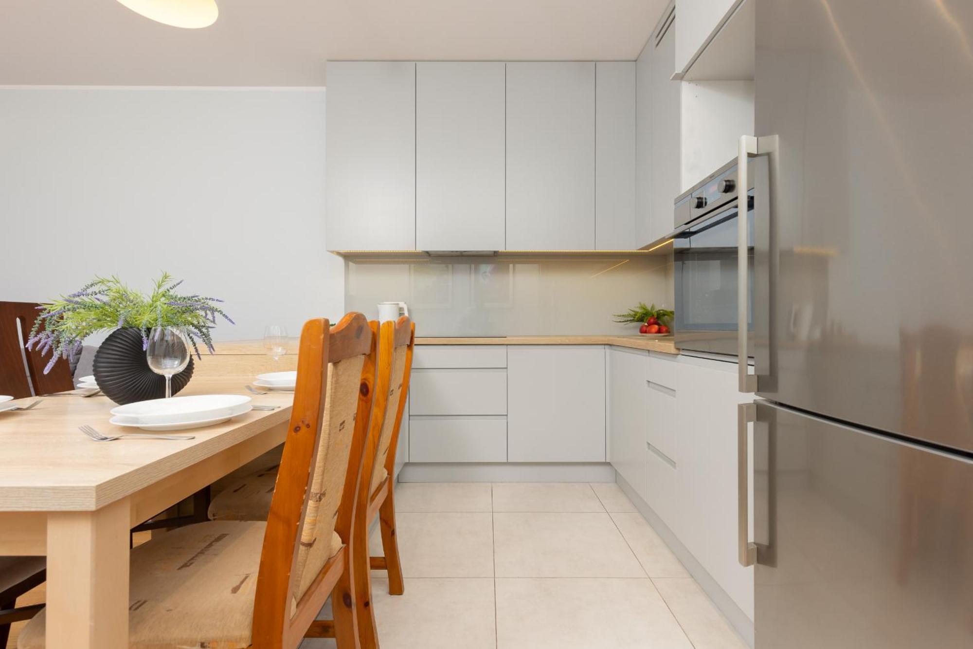 2 Bedroom Beautiful Surroundings Miedzyborska Street By Renters Апартаменти *